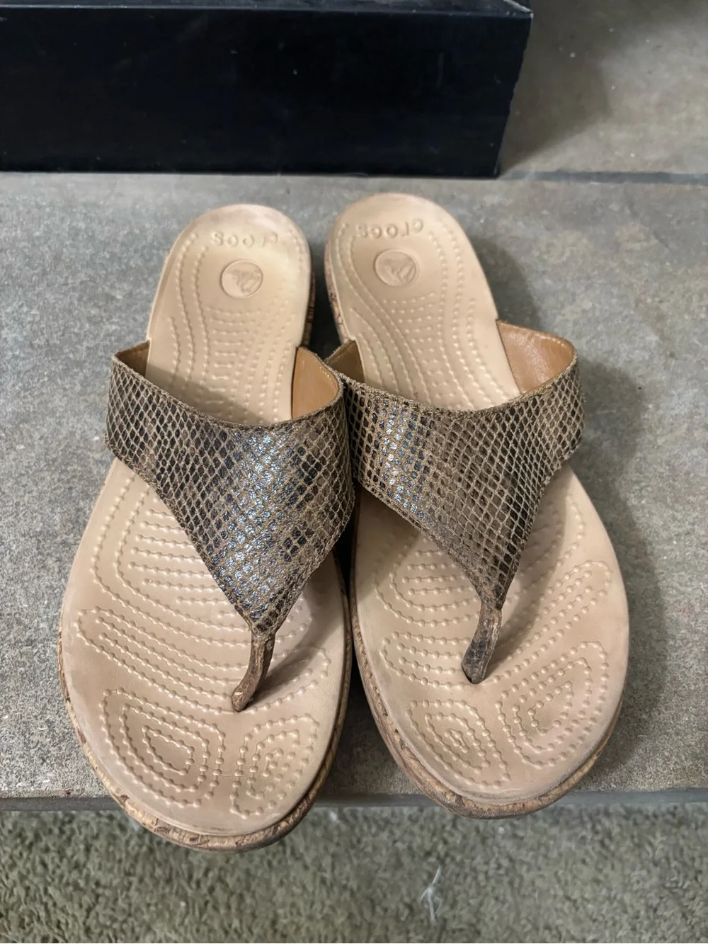 Crocs A-Leigh Tan Snake Pattern Womens Sze 8 Cork Wedge Flip Flop Thong